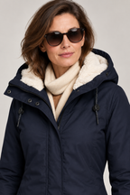Kirsten parka Navy – close-up op model