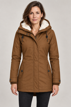 Kirsten parka Camel – vooraanzicht op model in studio